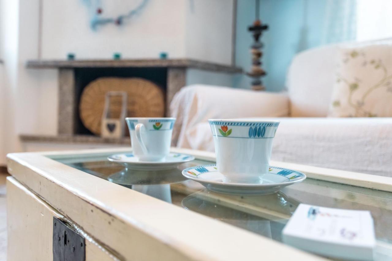 Porto Azzurro Apartment Варенна Экстерьер фото