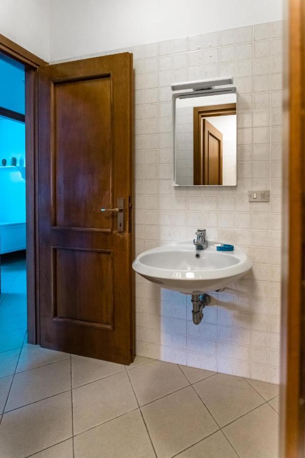 Porto Azzurro Apartment Варенна Экстерьер фото